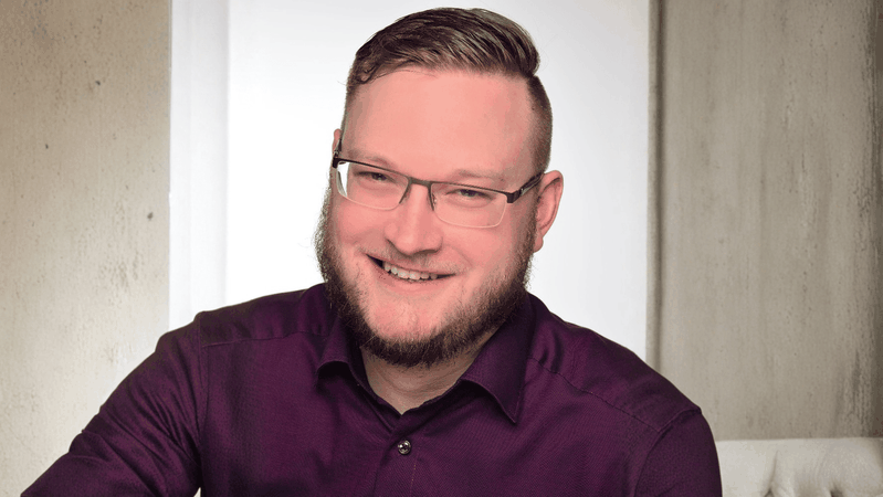 Michael Niklas-Höret stellt auf dem ELIV-Kongress ein Whitepaper des ZVEI zu E/E-Architekturen vor. (Bild mit KI bearbeitet)(Bild:  Niklas-Höret)