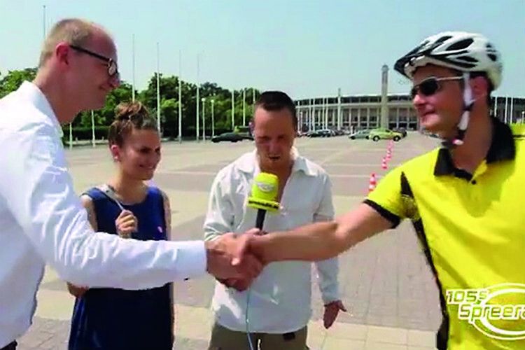 Und wer noch kein Kunden ist, der kann es schnell werden: Immerhin ist das Autohaus in vielen Medien präsent. (Foto: König)