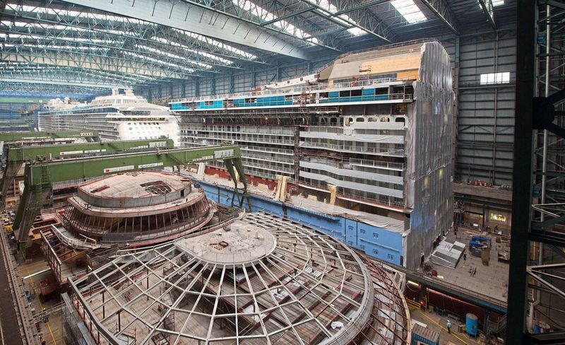 Ausdocken: Ein fertiggestelltes Kreuzfahrtschiff verlässt das Baudock. (Bild: Meyer-Werft)