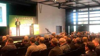 Volles Haus bei der Eröffnungskeynote der #storagetc von Carsten Bange @BARC_Research - Künstliche Intelligenz & Big Data: Wie Algorithmen unsere Daten beflügeln. (Bild: Vogel IT-Akademie)