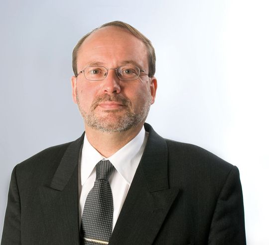 Thomas Harder, ECPE e.V.: „Die zahlreichen Vorteile von WBG-Leistungshalbleitern lassen sich nur dann vollständig nutzen, wenn auch die Aufbau- und Verbindungstechnik sowie die passiven Bauteile eine entsprechende Weiterentwicklung erfahren haben.“ Thomas Harder, ECPE e.V.: „Die zahlreichen Vorteile von WBG-Leistungshalbleitern lassen sich nur dann vollständig nutzen, wenn auch die Aufbau- und Verbindungstechnik sowie die passiven Bauteile eine entsprechende Weiterentwicklung erfahren haben.“