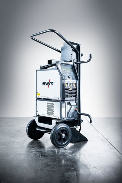 Die Tetrix XQ 230 kann optional mit dem Kühlgerät Cool XQ, einem Schweißbrenner sowie einem Trolley zum transportablen Schweißsystem aufgerüstet werden, um auf Baustellen oder in der Werkstatt mobil zu sein. (EWM)
