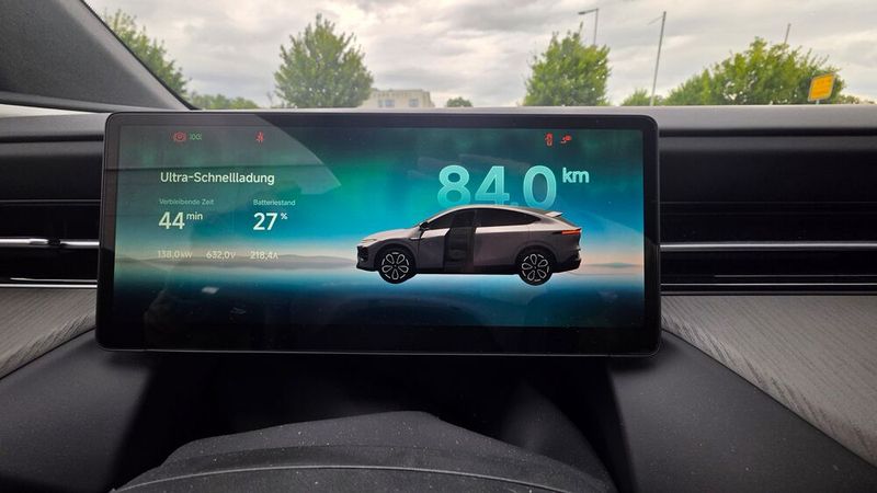 ...doch selbst beim Stopp an einer 150-kW-Schnellladesäule machte es Spaß zuzusehen, wie schnell sich die Reichweite erhöht.  (Bild: Mauritz – VCG)