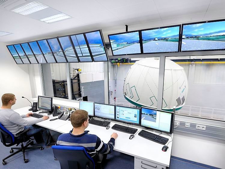 Leitwarte des Stuttgarter Fahrsimulators (FKFS)