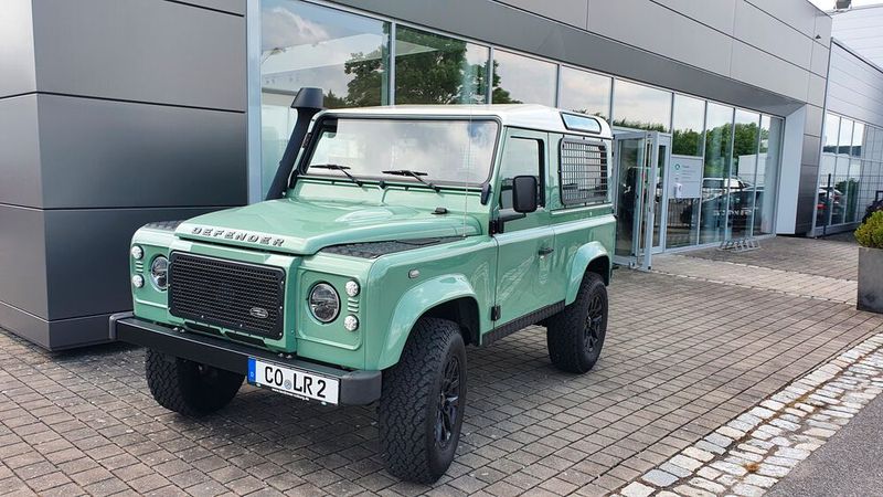 Kunden, die den alten Defender bevorzugen, werden bei Land Rover ebenfalls fündig. (Bild: Mauritz/»kfz-betrieb«)