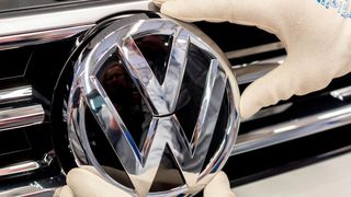 Volkswagen stellt medizinischen Einrichtungen weitere Produkte, beispielsweise Schutzhandschuhe, zur Verfügung. (Volkswagen)