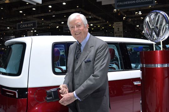 Nochmal zurück zu VW: Der Bulli interessiert auch den Präsidenten des ZDK. Robert Rademacher schaut genau hin. (Archiv: Vogel Business Media)