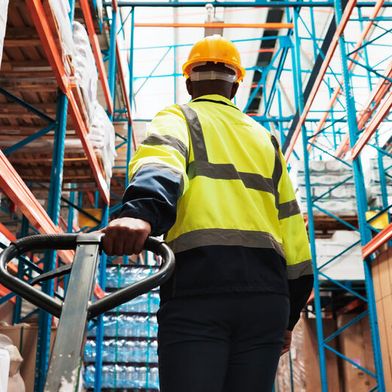 Um Prozesslücken im SAP-Standard zu schließen und die Digitalisierung der Intralogistik voranzubringen, ist der Einsatz SAP-basierter Add-ons strategisch gesehen das Mittel der Wahl. (Bild: © LuxeShutter24/peopleimages.com - stock.adobe.com)