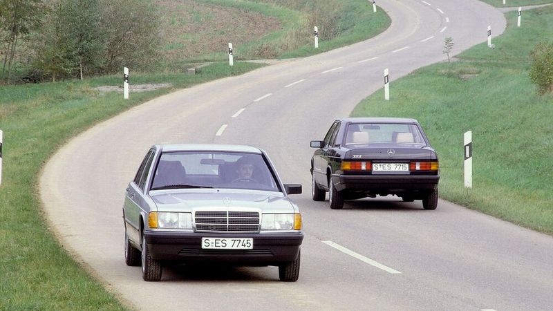 Der Verkauf des neuen Modells verlief anfangs enttäuschend. Der W 201 war bei der Einführung teurer als die höher positionierte Mittelklasse-Limousine W 123. Durch den sukzessiven Ausbau der Modellpalette (1983 folgten der 190 Diesel und das Sportmodell 190 E 2.3-16) erfreute sich das neue Modell jedoch schnell einer großen Beliebtheit, sodass Lieferfristen von einigen Monaten üblich wurden. (Bild: Hersteller)