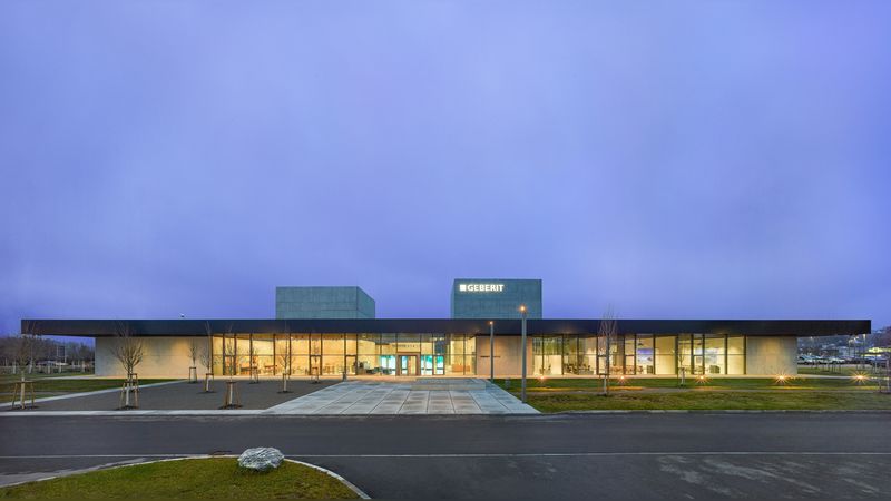 Drei große, zentrale Kuben stoßen durch die Dachfläche und markieren die zentralen Kompetenzfelder des Unternehmens. Sie sind von außen weithin sichtbar. (Bild:  Roland Halbe)