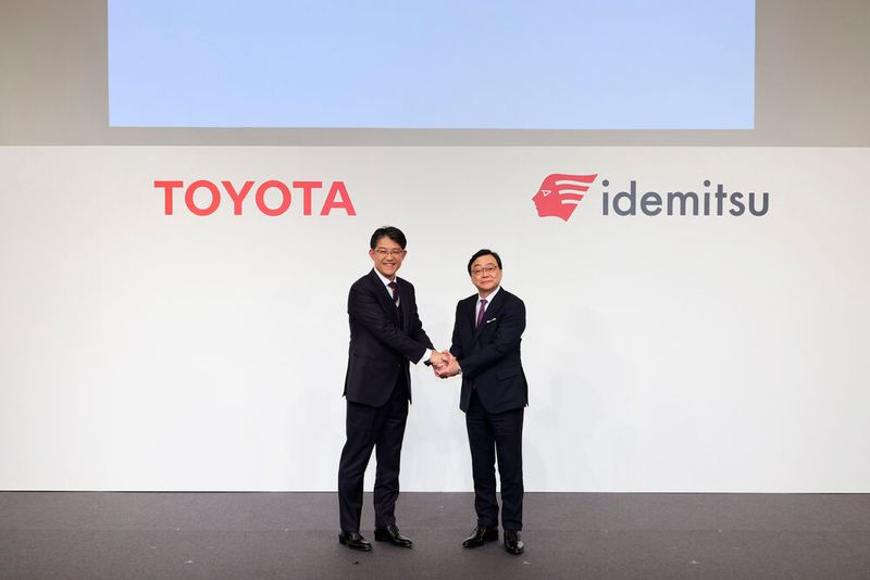 Koji Sato, President and CEO, Toyota Motor Corporation / Shunichi Kito, Representative Director, President and Chief Executive Officer, Idemitsu Kosan Co.,Ltd. (Source: TOYOTA MOTOR CORPORATION)