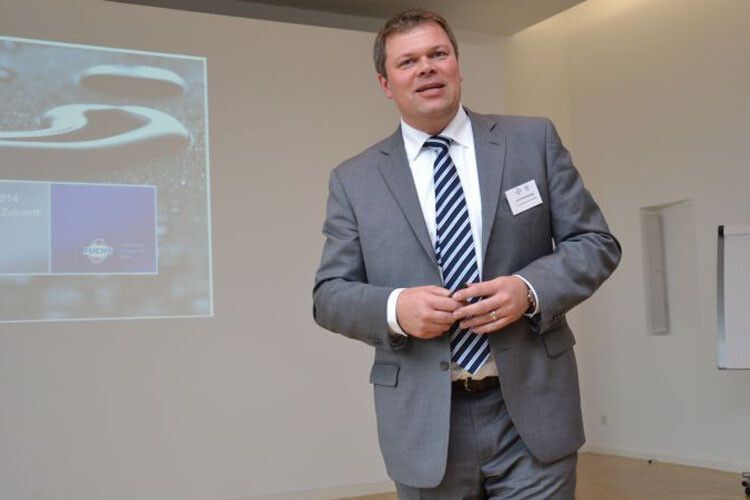 Jan Gerstenberger, Leiter Produktmanagement Automotive bei Fuchs Europe Schmierstoffe, referierte über die Anforderungen an Motorenöle der Zukunft. (Foto: Michel)