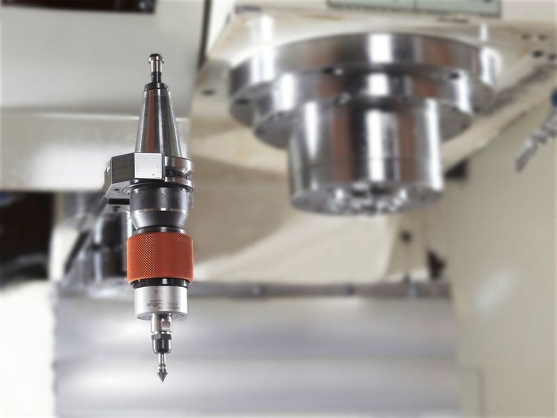 Bild 2: Der Entgratfräser wird wie ein konventionelles Werkzeug über den Werkzeugwechsler platziert. (Bild: SEH Technik)