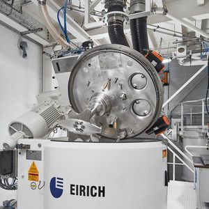 Den Mixsolver, hier gut erkennbar das exzentrisch angeordnete Mischwerkzeug, gibt es optional mit Evacmix-Technologie für direkt entgaste Slurries, mit Doppelmantel für einen temperaturge-führten Prozess und auch mit Ex-Schutz.(Bild:  Eirich)