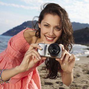 Zahlreiches Zubehör für die NEX-3 (und die NEX-5) wie Stereo-Mikrofon, GPS-Recorder oder Schultergurte machen dem Fachhandel Freude.