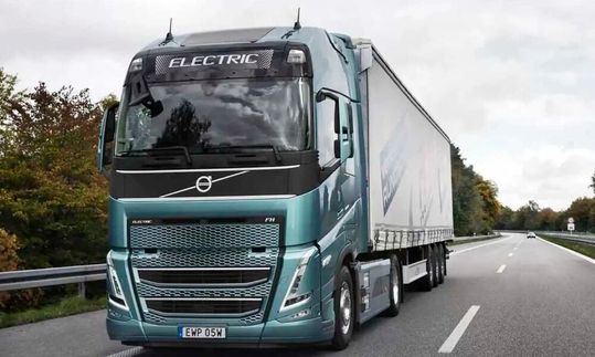 Genau 15 elektrische Lkw des Typs Volvo FH Electric wurden jetzt an Contargo übergeben. Lesen Sie hier, was das Unternehmen damit vorhat. Genau 15 elektrische Lkw des Typs Volvo FH Electric wurden jetzt an Contargo übergeben. Lesen Sie hier, was das Unternehmen damit vorhat.