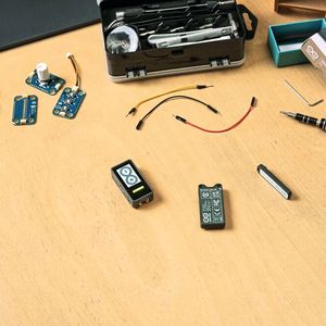 Arduino zeigt mit dem Nesso N1 ein kompaktes IoT-Kit, das den ESP32-C6 mit zusätzlichem Lora-Modul und mehreren Funkprotokollen in einem handlichen Gehäuse bündelt.(Bild:  Arduino)