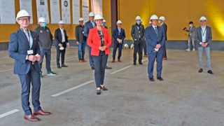 Die Wirtschaftsministerin des Landes Baden-Württemberg, Nicole Hoffmeister-Kraut, sowie viele Vertreter der Partner der Zukunftswerkstatt feiern den Beginn der Bauphase.  (Bild: IFA)