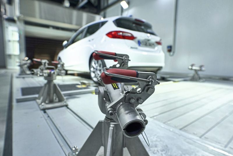 Bis zu zehn Fahrzeuge können gleichzeitig getestet werden. Laut Unternehmen haben die Prüfanlagen mehr als 70 Millionen Euro gekostet. (Ford)
