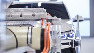 Automobilhersteller und -zulieferer entwickeln immer öfter gemeinsam an der Brennstoffzellentechnik. Im Bild: Das Wasserstoff-Kompetenzzentrum von BMW. (Rainer Haeckl/BMW)