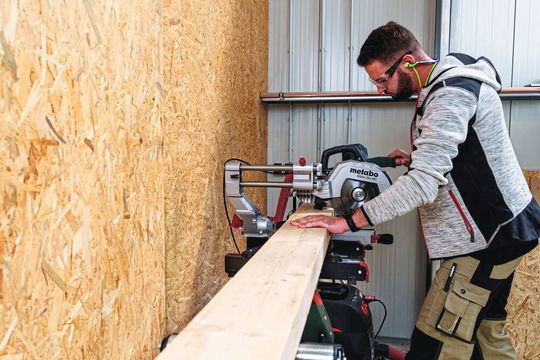 Die Kappsäge KGSV 254 MC  mit 254-Millimeter-Sägeblatt ist laut Hersteller aufgrund ihrer Genauigkeit für jedliche handwerkliche Arbeiten geeignet.(Bild:  Metabo)