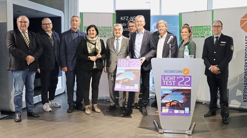 Licht-Test-Start in NRW: (v. l.) Thomas Oehler (ADAC Westfalen), Jochen Bock (Ford Center Soest Autohaus Kamen GmbH), Peter Schlanstein (Landesverkehrswacht NRW), Eva Irrgang (Landrätin Kreis Soest), Herbert Reul (Innenminister NRW), Dr. Eckhard Ruthemeyer (Bürgermeister Soest), Frank Mund (Kfz-NRW), Ralf Strunk (TÜV Rheinland) und Andreas Kuhn (Kreispolizeibehörde Soest). (Bild: Kfz-Gewerbe)