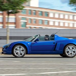 Zur Wahl standen 2,2 Liter mit 147 PS oder der Turbo mit 2,0 Litern und 200 PS.  Charakteristisch für den Speedster sind seine spartanische Innenausstattung, die geringe Höhe von 111,7 cm, die Beschleunigung (0–100 km/h in 5,9 Sekunden) und die sportlichen Fahreigenschaften. Die Höchstgeschwindigkeit beträgt 217 km/h, das Leergewicht lediglich 870 kg, die maximale Zuladung 205 kg.(Bild:  Dani Heye)