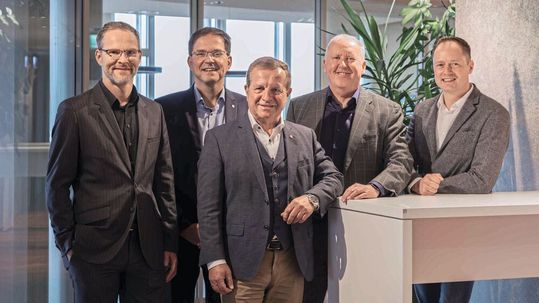 Wollen das Versicherungsgeschäft der Skoda-Händler voranbringen: (v. l.) der Geschäftsführer des Skoda-Partnerverbands, Christian Hansen, Daniel Parreira, Geschäftsführer Nürnberger Automobil Versicherungsdienst GmbH/NAU, Händlerverbandspräsident Thomas Peckruhn,  Bernhard Heusl, Leiter Vertriebsweg Autohaus der Nürnberger, sowie der Ansprechpartner für diese Kooperation, Daniel Meglitsch, Vertriebsdirektor NAU-Direktion Leipzig (Bild:  Nürnberger/Christine Kähl)