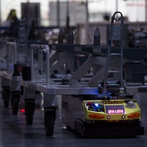 125 fahrerlose Transportfahrzeuge (FTF) teilen sich den Arbeitsbereich im SEAT-Werk in Martorell täglich mit den 7.000 Mitarbeitern.