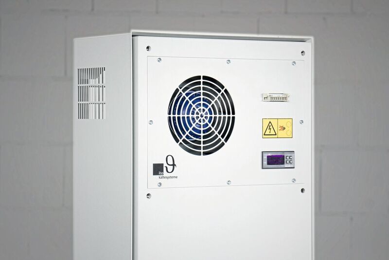 Dieses Kühlgerät für Schaltschränke erfüllt alle verordnete Anforderungen und kann mit brennbaren Kühlmitteln betrieben werden.  (IBP Kältesysteme)