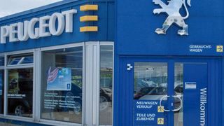 Eingang zum Peugeot-Betrieb am Standort Herrenberg. (Bebion)