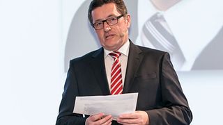 Die Fachsession „Materialien II“ moderierte Heinrich Timm, Mitglied des Vorstands des Carbon Composites e. V. (CCeV) und ehemals Leiter des Audi-Leichtbau-Zentrums Neckarsulm. (Foto: Stefan Bausewein)