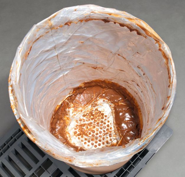 Restentleerung eines Fass  mit Karamellmasse  (Bild: Flux)