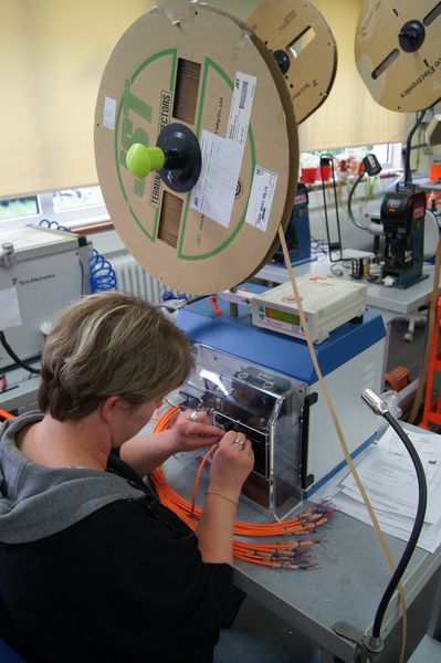 Das Crimpen, d. h. das Anschlagen von Kontakten auf Adern oder Litzen mit hochpräzisen, halbautomatischen Crimpmaschinen ist der Kernprozess bei der Kabel- und Litzenkonfektionierung. (Bild: Inos)