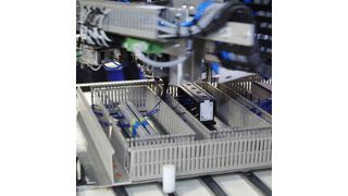 Der Verdrahtungsroboter Averex von Kiesling Maschinentechnik ermöglicht eine automatisierte Verdrahtung der Montageplatte. (Bild: Rittal)