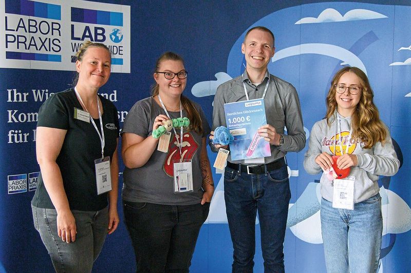 Zu gewinnen gab es einen 1.000-Euro Laborgutschein von Labor-Pilz und drei flauschige Mikrobenplüschtiere.   Mehr Infos zu den kommenden LAB-SUPPLY-Messen finden Sie auf www.lab-supply.info (Bild: Stefan Stark)
