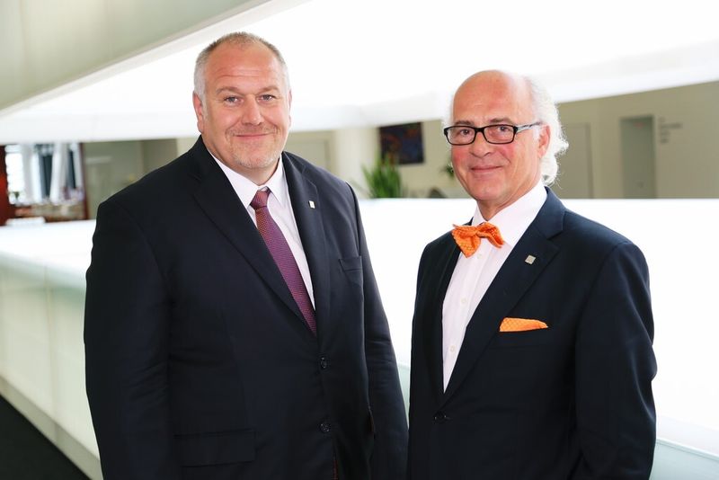 Alter und neuer CEO bei Endress+Hauser, Matthias Altendorf (links) und Klaus Endress (rechts). (Bild: Endress+Hauser)