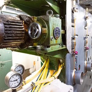 Die alten Antriebe an den Präparationswalzen einer Spinnpumpe. Nach dem Einstellen des ersten Antriebs mussten die weiteren 17 per Hand darauf justiert werden.(Bild:  SEW-Eurodrive)