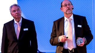 Dr. Achim Keidlies (r.) und Dr. Wolfgang Knothe von Frankenguss zeigten auf dem Leichtbaugipfel Giessverfahren, die den Leichtbau unterstützen. (Stefan Bausewein)