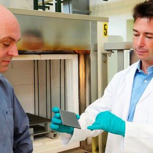 Prof. Wilhelm Albert Meulenberg (links) und Falk Schulze-Küppers (rechts) mit Gastrennmembran