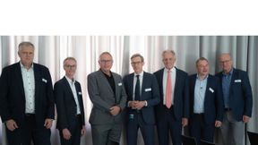 Die Referenten und die Institutsleiter des Fraunhofer IGCV: v.l.n.r.: Prof. Dr.-Ing. Wolfram Volk (Fraunhofer IGCV), MDirig. Dr. Manfred Wolter (Bayer. Staatsministerium für Wirtschaft, Landesentwicklung und Energie), Dr.-Ing. Ralf Fröchtenicht (Langjähriger Kuratoriumsvorsitzender des Fraunhofer IGCV), Prof. Dr.-Ing. Rüdiger Daub (Fraunhofer IGCV), Prof. Dr.-Ing. Klaus Drechsler (Fraunhofer IGCV), Dr.-Ing. Lars Fiedler (Airbus Operations GmbH) und Karl Bayerle (Stadt Augsburg). (Bild: Fraunhofer IGCV)
