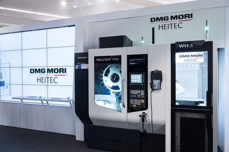 Wohl das erste Mal stand auf der SPS IPC Drives 2017 eine Werkzeugmaschine. Am Bildschirm links konnten interessierte Fachbesucher den virtuellen Zwilling der Werkzeugmaschine sehen. (DMG Mori / Jens Ellensohn)