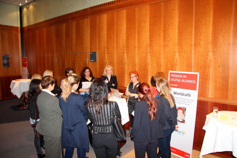 Die Teilnehmerinnen diskutieren über aktuelle Chancen, Herausforderungen und Ideen. (Bild: Vogel IT-Akademie)