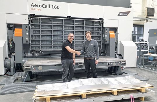 Haben als Techniker der beiden beteiligten Unternehmen eng miteinander zusammengearbeitet (von links): Alexander Follenweider (Component Manager Aerospace & Composites Mapal) und Stefan Diem (Anwendungstechniker Bavius).(Bild:  Mapal)