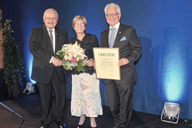 Zum Dank: (v.li.) ZDK-Präsident Jürgen Karpinski, Erika und Harry Brambach. (Zietz/»kfz-betrieb«)