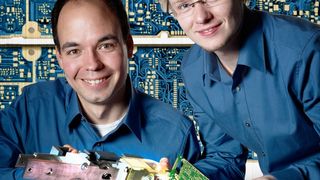 Christian Selzner und Dominik Britz zeigen die kupferbeschichtete Titanklammer. (Bild: bellhäuser - das bilderwerk)