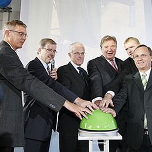 Gemeinsam mit dem nordrhein-westfälischen Ministerpräsidenten Dr. Jürgen Rüttgers gaben der RWE Vorstandsvorsitzende, Dr. Jürgen Großmann, der Vorsitzende der RWE Power, Dr. Johannes Lambertz, Landrat Werner Stump und Vertreter der Projektbeteiligten den offiziellen Startschuss. (v.l.: Prof. Dr. Laurenz Thomsen, Jacobs Universität, Dr. Johannes Lambertz, Dr. Jürgen Rüttgers, Dr. Jürgen Großmann, Dr. Armin Eichholz, Leiter des Kraftwerks Niederaußem und Werner Stump, Landrat des Rhein-Erft-Kreises; Bild: RWE)