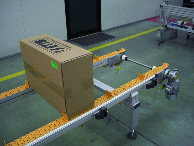Bild 2: Schmalspurförderketten eignen sich für den Transport von schmalen und breiten Gütern und können so die gesamte innerbetriebliche Fördertechnik mit einem einzigen System flexibel umsetzen. Bild: Bett Sistemi (Archiv: Vogel Business Media)