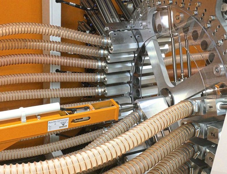 Der smarte Lenker des Granualtgeschehens von Koch-Technik: Zur effizienteren Materialverteilung in der Spritzgießfertigung bei P&G Braun in Waldbüttelbrunn, fahren die pneumatischen Schieber des sogenannten Navigators die gewünschte Material- und die Maschinenleitung in der Mitte zusammen. Die Leitungen werden für die Dauer des Materialtransports direkt miteinander verbunden, heißt es. Die Umstellung von der alten Materialversorgung auf die moderne Variante, funktionierte im laufenden Betrieb, so Koch-Technik. (Koch-Technik)
