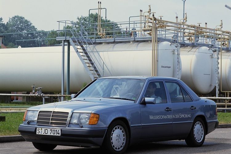 Wie man sieht experimentiert Daimler nicht erst seit gestern mit Wasserstoff als alternative Kraftstoffquelle – hier eine 230E von 1993. (Foto: Daimler)